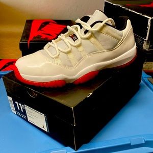 Jordan 11 retro low White Red (2012)